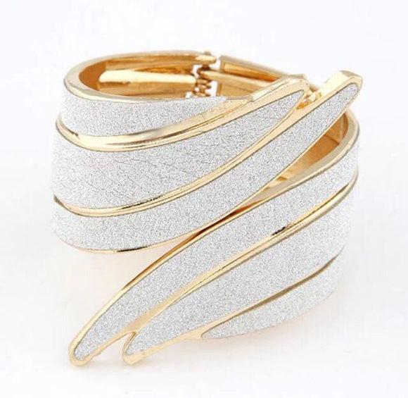 Elegant bangle bracelet